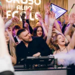 dj parkiet dym rece w gorze