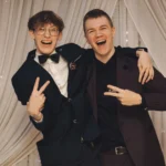 STUDNIÓWKI dwaj chlopcy garnitury pozowanie