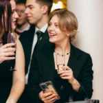 STUDNIÓWKI dziewczyna szampan smiech blond