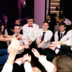 STUDNIÓWKI grupa chlopcy rece krag taniec