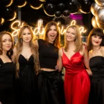 STUDNIÓWKI grupa dziewczyn suknie neon studniowka