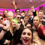 STUDNIÓWKI grupa znajomych okulary zabawa