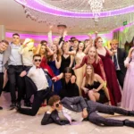 STUDNIÓWKI grupa znajomych parkiet pozowanie