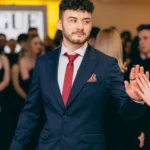 STUDNIÓWKI portret mezczyzna granatowy garnitur krawat