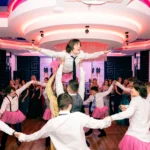 STUDNIÓWKI taniec chlopcy rozowe spodniczki